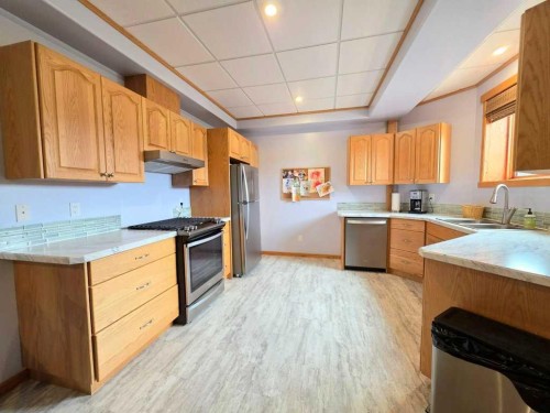 812 9 Street Se, Slave Lake, AB - Indoor Photo Showing Kitchen With Double Sink