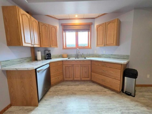 812 9 Street Se, Slave Lake, AB - Indoor Photo Showing Kitchen With Double Sink