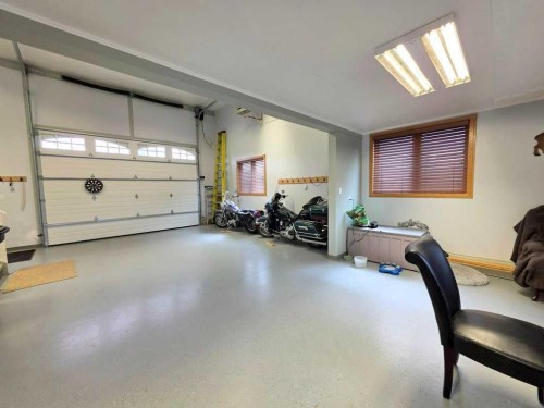 812 9 Street Se, Slave Lake, AB - Indoor Photo Showing Garage