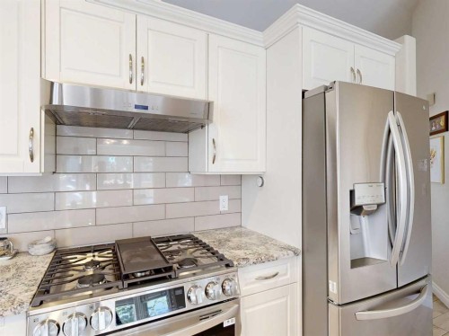 1 Park Close, Whitecourt, AB - Indoor Photo Showing Kitchen With Upgraded Kitchen