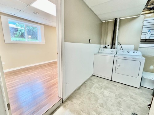 3209 45 Avenue, Athabasca, AB - Indoor Photo Showing Laundry Room
