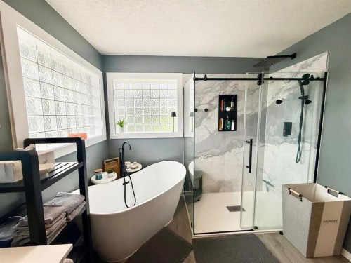 150 Hallam Drive, Hinton, AB - Indoor Photo Showing Bathroom
