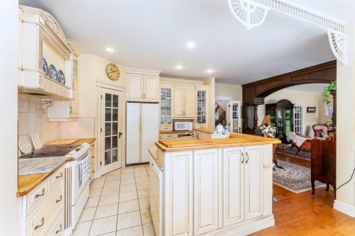 533 1St Street, Canmore, AB - Indoor Photo Showing Kitchen With Double Sink