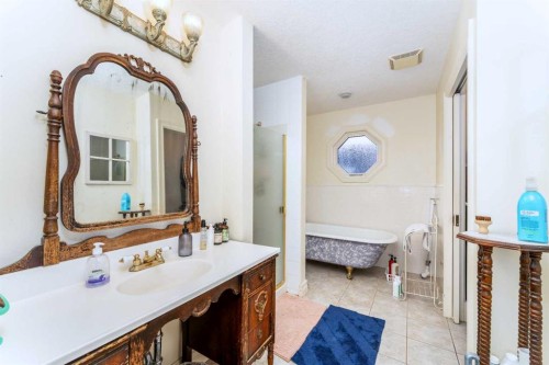 533 1St Street, Canmore, AB - Indoor Photo Showing Bathroom