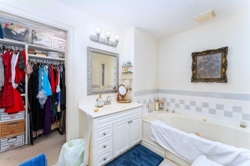 533 1St Street, Canmore, AB - Indoor Photo Showing Bathroom