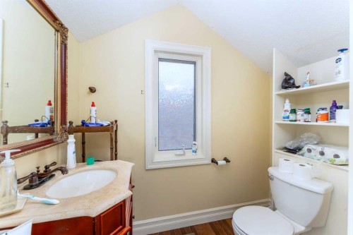 533 1St Street, Canmore, AB - Indoor Photo Showing Bathroom