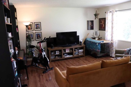 5707 9 Avenue, Edson, AB - Indoor Photo Showing Living Room