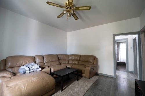 4813 54 Street, Athabasca, AB - Indoor Photo Showing Living Room
