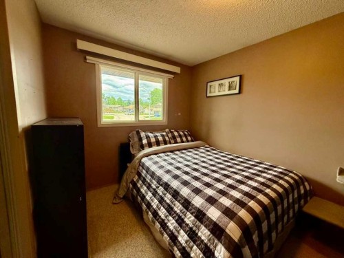 147 Seabolt Crescent, Hinton, AB - Indoor Photo Showing Bedroom