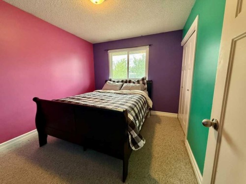 147 Seabolt Crescent, Hinton, AB - Indoor Photo Showing Bedroom