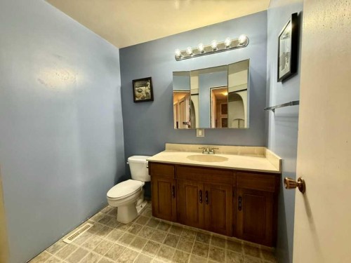147 Seabolt Crescent, Hinton, AB - Indoor Photo Showing Bathroom