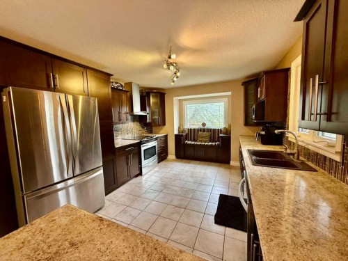 147 Seabolt Crescent, Hinton, AB - Indoor Photo Showing Kitchen With Stainless Steel Kitchen