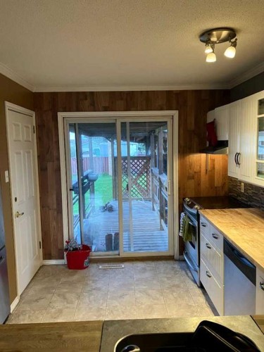 519 5 Avenue, Fox Creek, AB - Indoor Photo Showing Kitchen