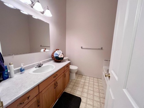 166 Hallam Drive, Hinton, AB - Indoor Photo Showing Bathroom