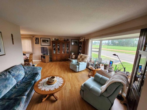 716 6 Avenue, Fox Creek, AB - Indoor Photo Showing Living Room