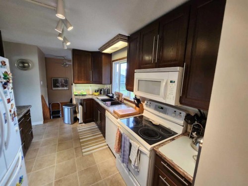 716 6 Avenue, Fox Creek, AB - Indoor Photo Showing Kitchen