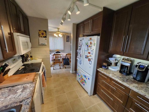 716 6 Avenue, Fox Creek, AB - Indoor Photo Showing Kitchen