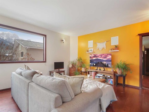 910 Main Street, Canmore, AB - Indoor Photo Showing Living Room