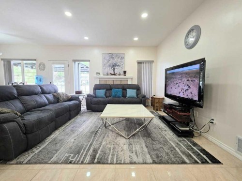 301 3 Avenue Ne, Slave Lake, AB - Indoor Photo Showing Living Room
