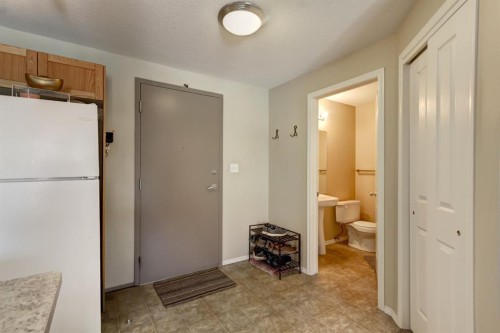 202-186 Kananaskis Way, Canmore, AB - Indoor Photo Showing Kitchen