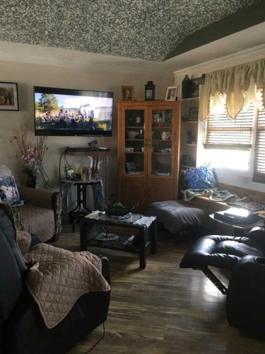 710 3 Avenue, Fox Creek, AB - Indoor Photo Showing Living Room