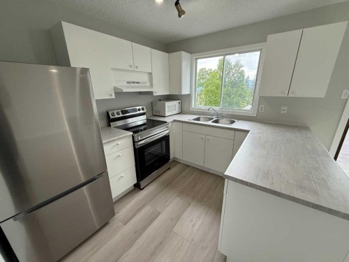 150 Sutherland Avenue, Hinton, AB - Indoor Photo Showing Kitchen With Double Sink