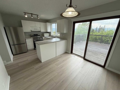 150 Sutherland Avenue, Hinton, AB - Indoor Photo Showing Kitchen