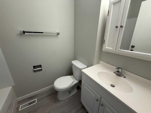 150 Sutherland Avenue, Hinton, AB - Indoor Photo Showing Bathroom