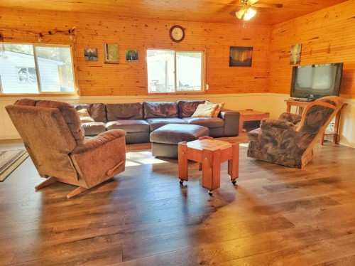 3252 Lake View Drive, Calling Lake, AB - Indoor Photo Showing Living Room