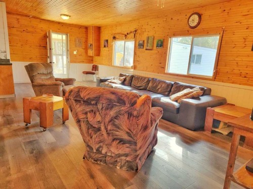 3252 Lake View Drive, Calling Lake, AB - Indoor Photo Showing Living Room