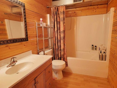 3252 Lake View Drive, Calling Lake, AB - Indoor Photo Showing Bathroom