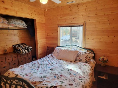 3252 Lake View Drive, Calling Lake, AB - Indoor Photo Showing Bedroom