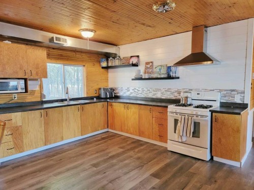 3252 Lake View Drive, Calling Lake, AB - Indoor Photo Showing Kitchen