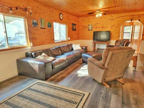 3252 Lake View Drive, Calling Lake, AB - Indoor Photo Showing Living Room