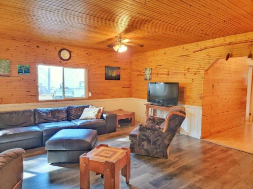 3252 Lake View Drive, Calling Lake, AB - Indoor Photo Showing Living Room