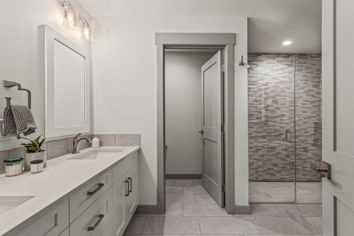 302-1105 Spring Creek Drive, Canmore, AB - Indoor Photo Showing Bathroom