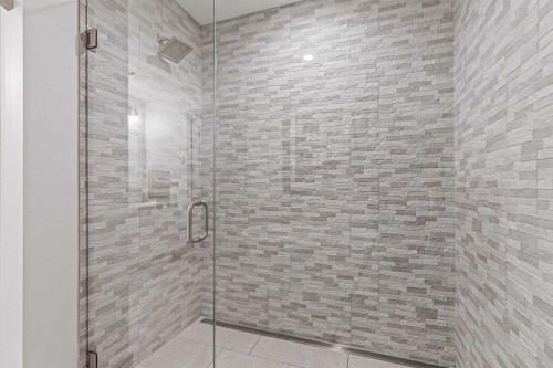 302-1105 Spring Creek Drive, Canmore, AB - Indoor Photo Showing Bathroom