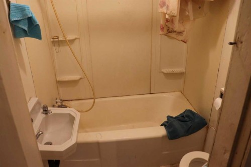 4618 6 Avenue, Edson, AB - Indoor Photo Showing Bathroom