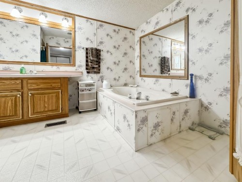 4524 47 Avenue, Mayerthorpe, AB 