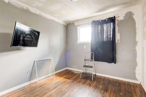 7417 35Th Avenue Nw, Calgary, AB - Indoor Photo Showing Other Room