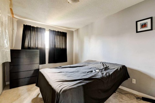 7417 35Th Avenue Nw, Calgary, AB - Indoor Photo Showing Bedroom