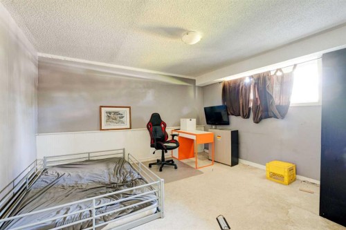 7417 35Th Avenue Nw, Calgary, AB - Indoor Photo Showing Bedroom