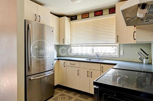 7417 35Th Avenue Nw, Calgary, AB - Indoor Photo Showing Kitchen