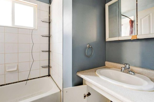 7417 35Th Avenue Nw, Calgary, AB - Indoor Photo Showing Bathroom