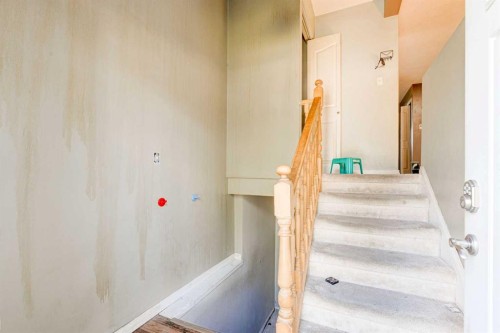 7417 35Th Avenue Nw, Calgary, AB - Indoor Photo Showing Other Room