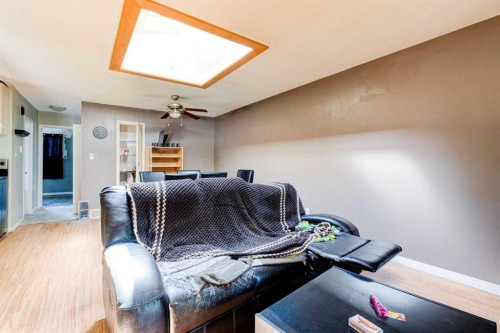 7417 35Th Avenue Nw, Calgary, AB - Indoor Photo Showing Other Room