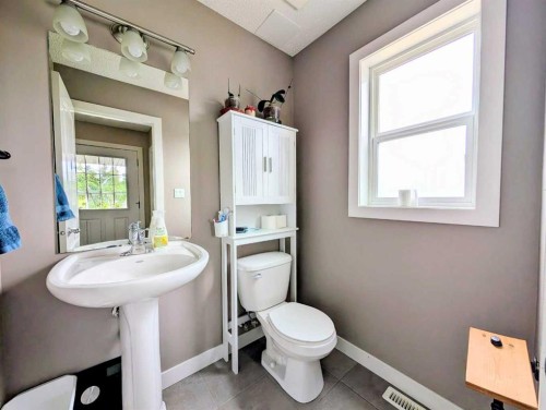 1100 10 Avenue Se, Slave Lake, AB - Indoor Photo Showing Bathroom
