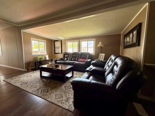 19 Sunset Crescent, Swan Hills, AB - Indoor Photo Showing Living Room