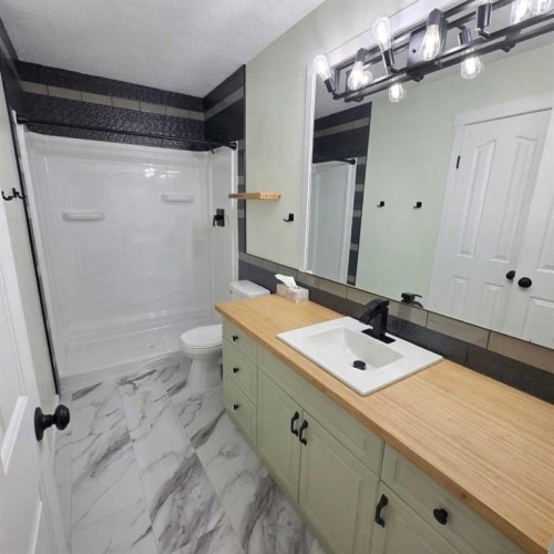 5108 18 Avenue, Edson, AB - Indoor Photo Showing Bathroom