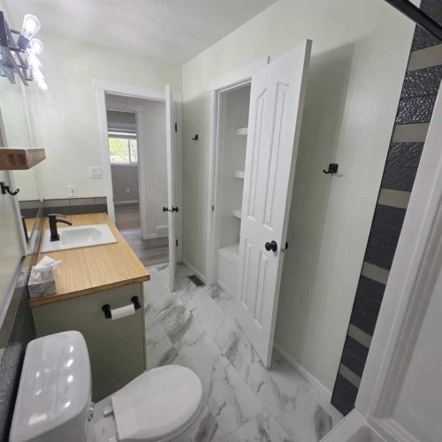 5108 18 Avenue, Edson, AB - Indoor Photo Showing Bathroom